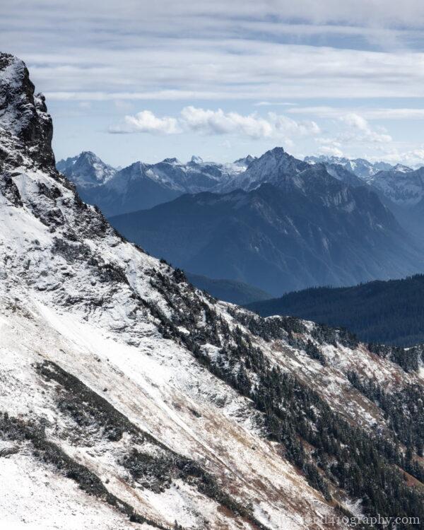 Cheam Peakから見る山並みのレイヤー1