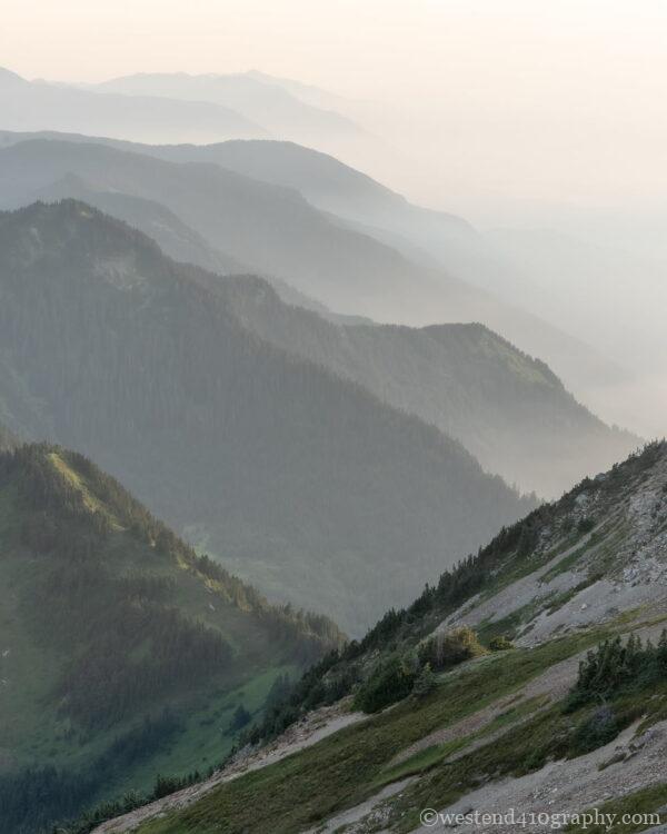 Cheam Peakから見る山並みのレイヤー1
