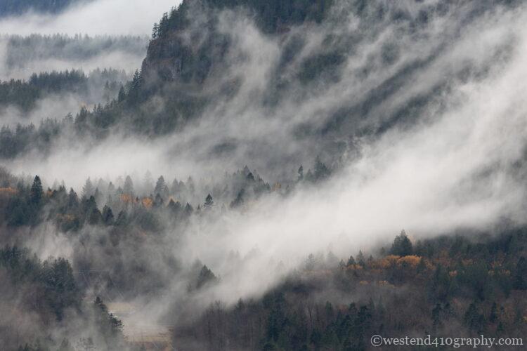 霧を外から撮影したドラマティックな写真