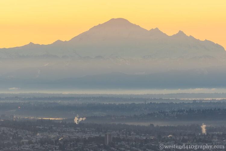 山と街並みを圧縮効果で撮影した写真