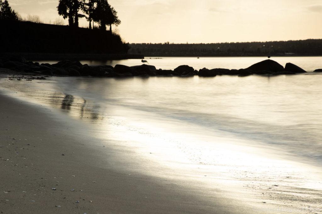 前景のない波の写真