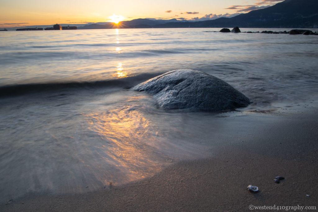前景のある波の写真