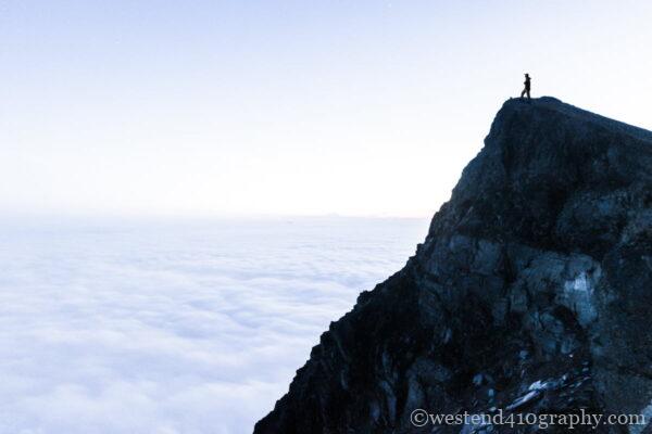 暗い景色に露出を合わせた写真