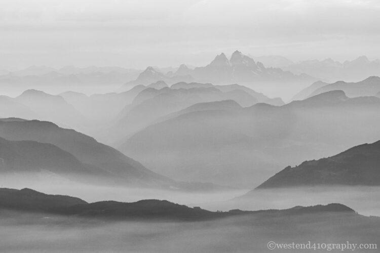 かすみの濃い日に撮るモノクロ写真