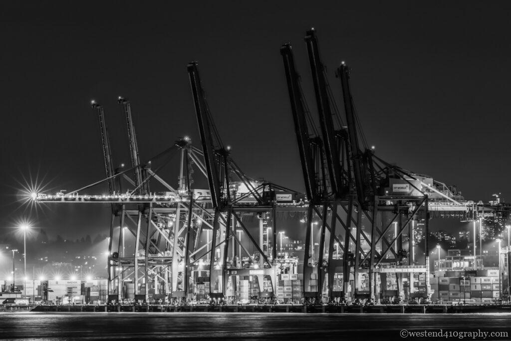 形が特徴的なモノクロ写真2