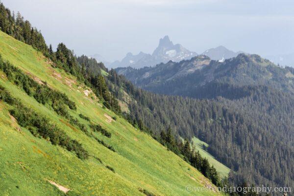山の稜線をリーディングラインに使った登山写真