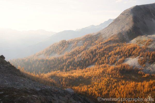 夕焼けの山の景色を撮影した登山写真