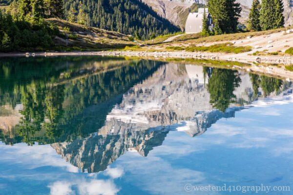 PLフィルターで湖のリフレクションを撮影した登山写真