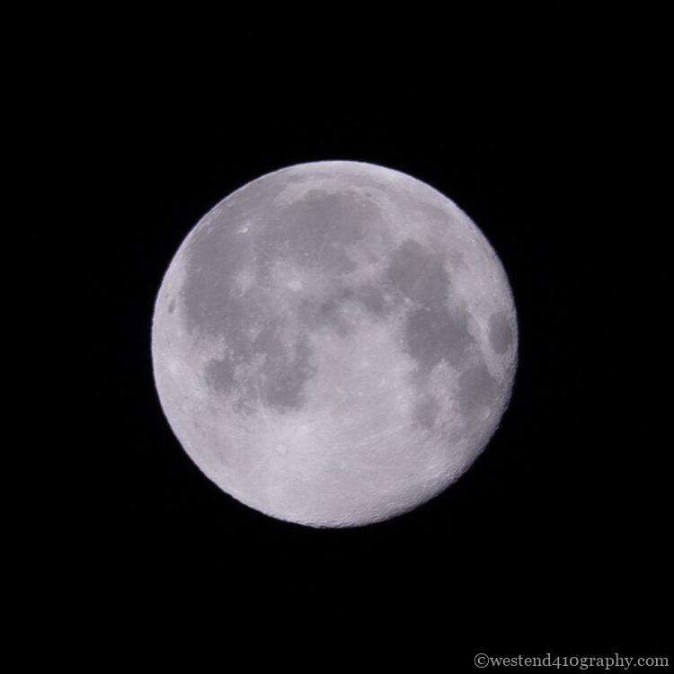 焦点距離4000mmで撮った月の写真