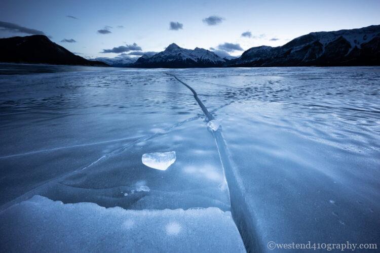 氷のひび割れをリーディングラインに使った写真