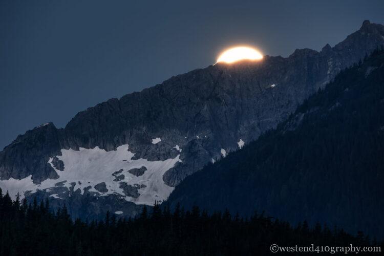 月と山を圧縮効果で撮影した写真１