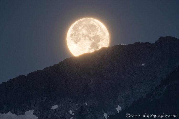 月と山を圧縮効果で撮影した写真２