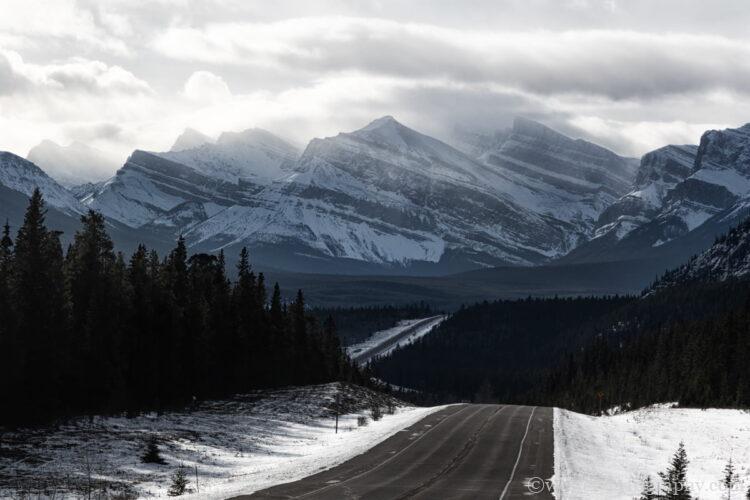 山と道路を圧縮効果で撮影した写真