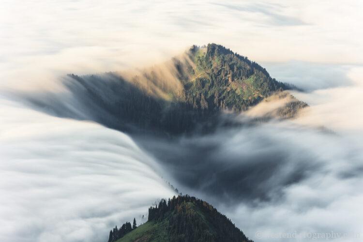 山間を降りていく雲海を撮影した写真